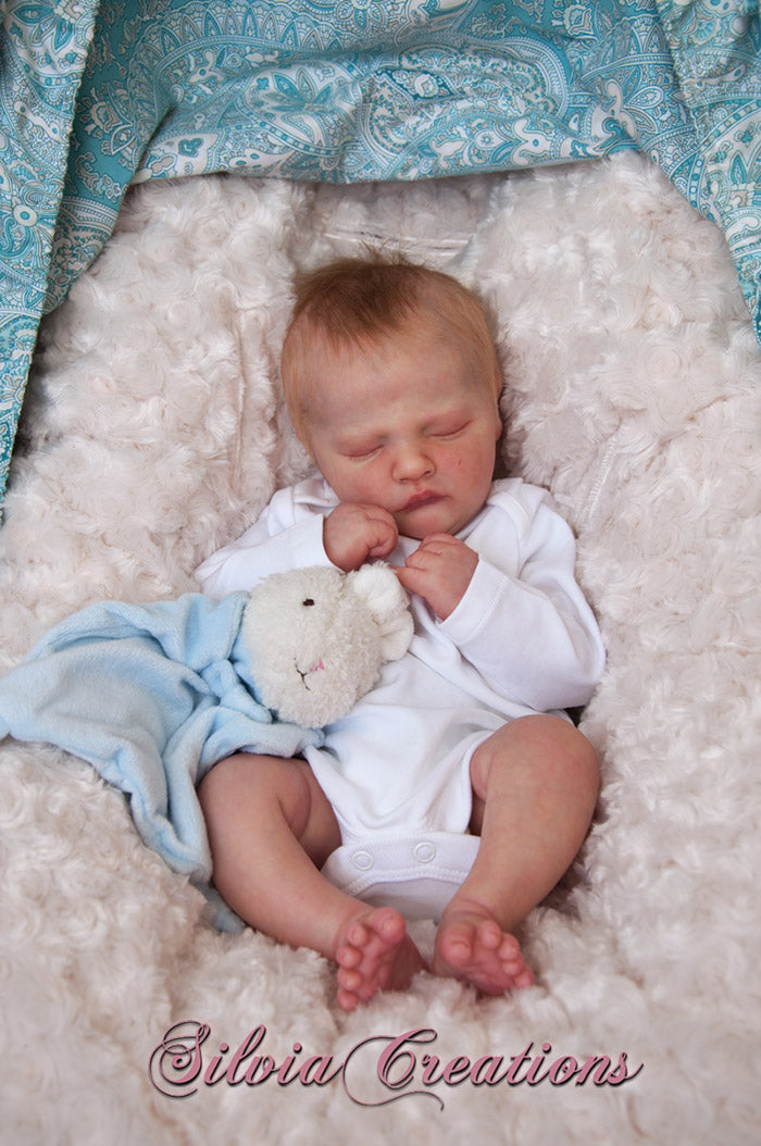 Bebê Reborn Kit Owen Dormindo menino vista 3